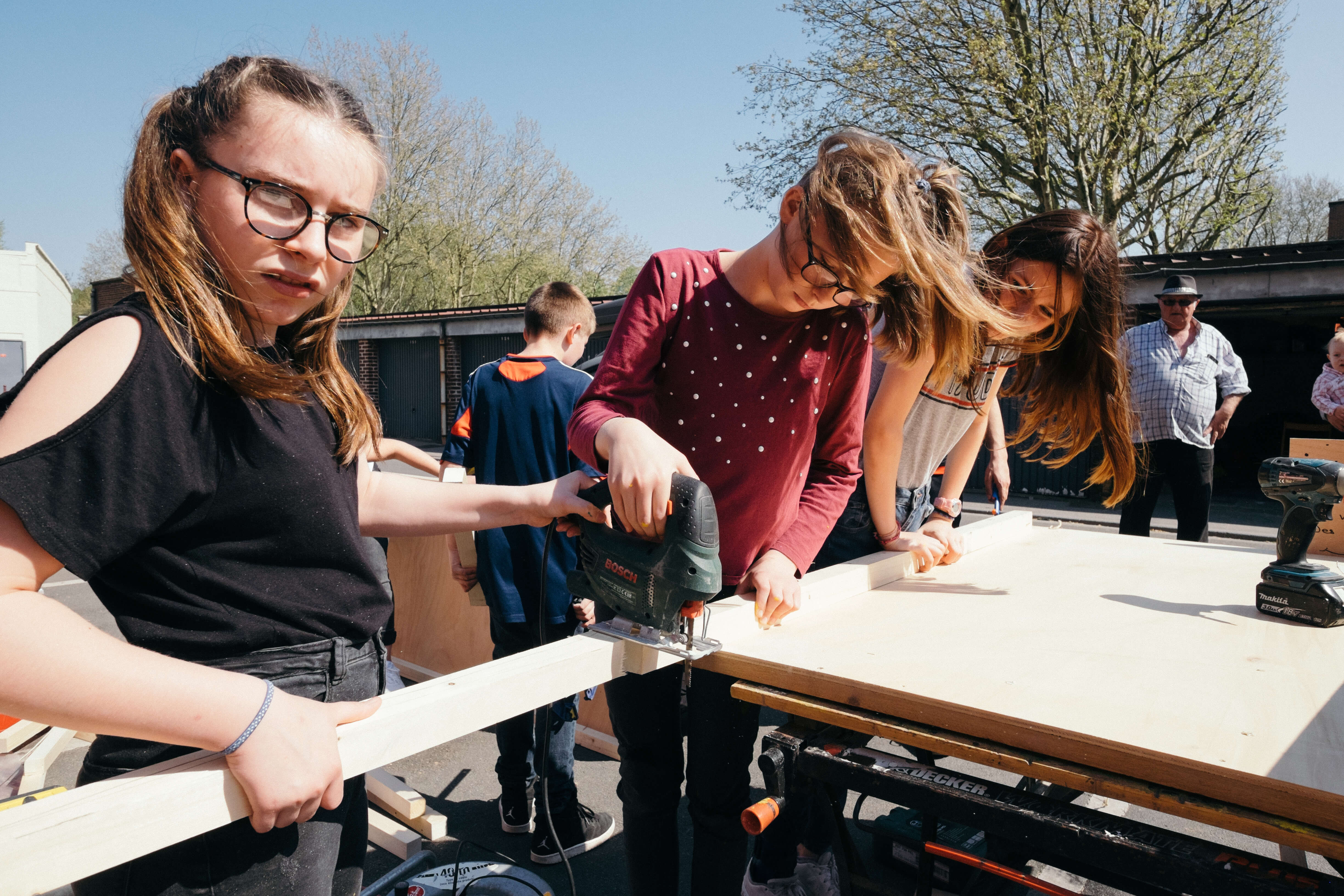 Des jeunes du Centre Social & Culturel de Marcq-en-Barœul participent à l'atelier de fabrication de modules de parkour.