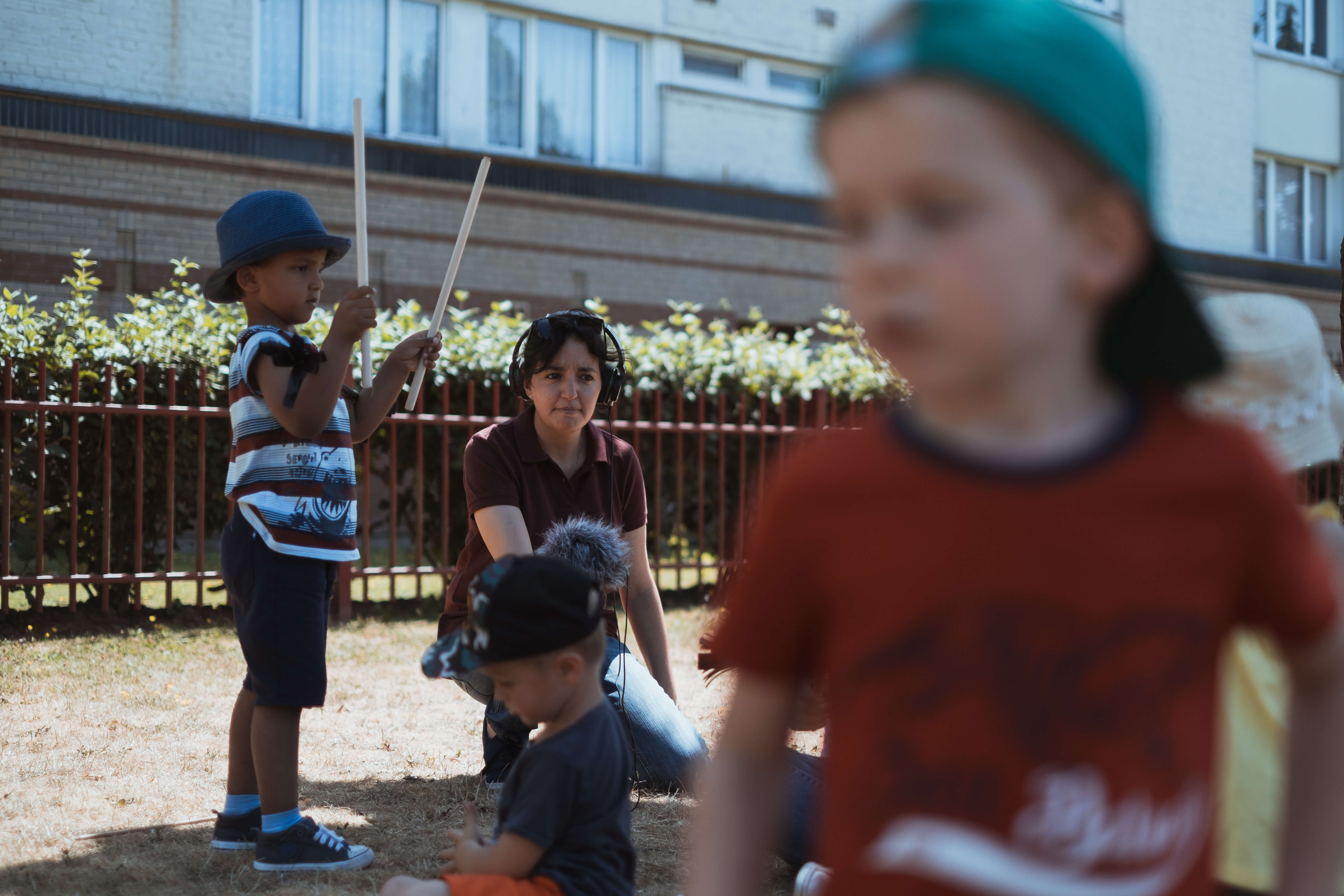 Louezna enregistre et interview des enfants du Centre Social & Culturel de Marcq-en-Barœul pendant un atelier d'initiation aux arts du cirque avec l'association Badinage artistique.