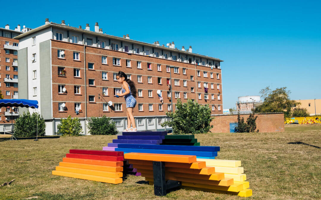 BEL ENDROIT | Faubourg de Bethune (suite) – Inauguration des Rainbow Benches de  Quintessenz